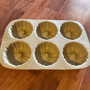 Pampered Chef Mini Fluted Pan 6 Count  060905